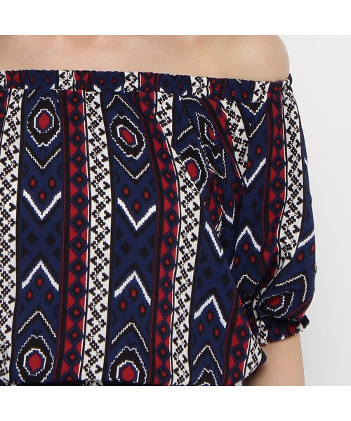 OZOC（オゾック）の「オルテガ柄オフショルダーブラウス（トップス・レディース・ネイビー/ライトベージュ/ワインレッド・その他）」の7枚目の写真