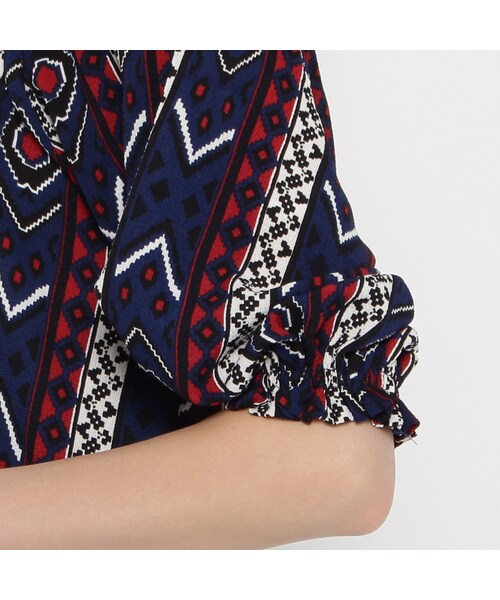 OZOC（オゾック）の「オルテガ柄オフショルダーブラウス（トップス・レディース・ネイビー/ライトベージュ/ワインレッド・その他）」の8枚目の写真