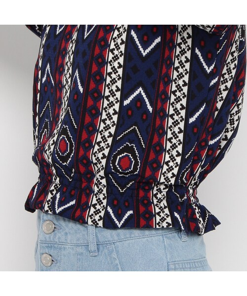 OZOC（オゾック）の「オルテガ柄オフショルダーブラウス（トップス・レディース・ネイビー/ライトベージュ/ワインレッド・その他）」の9枚目の写真