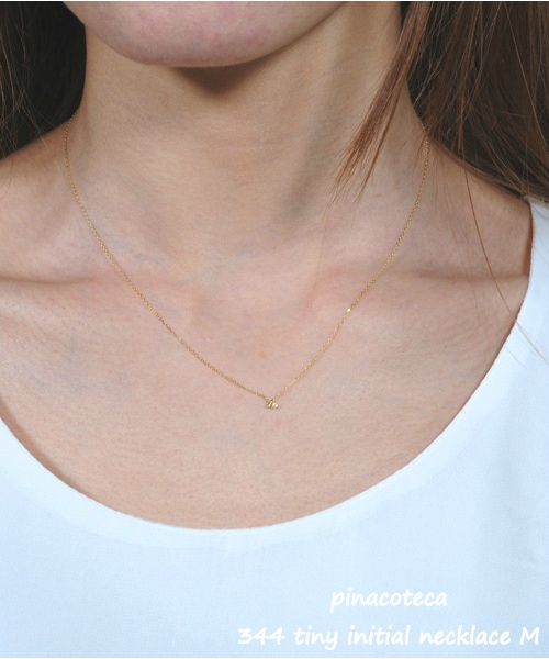 pinacoteca(ピナコテーカ)の「ピナコテーカ 344 タイニー イニシャル ネックレス(ネックレス・レディース・ゴールド・40cm)」の3枚目の写真