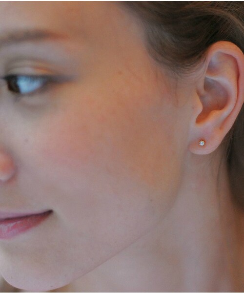 pinacoteca（ピナコテーカ）の「ピナコテーカ 614 8本爪 一粒ダイヤモンド フラワー クロス スタッドピアス 0.05ct（ピアス（両耳用）・レディース・ゴールド・Free）」の2枚目の写真