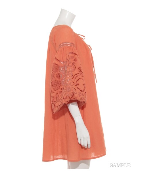 SNIDEL（スナイデル）の「スリーブ刺繍ワンピース（ミニワンピース・レディース・OWHT/ORG/BLK・F）」の6枚目の写真