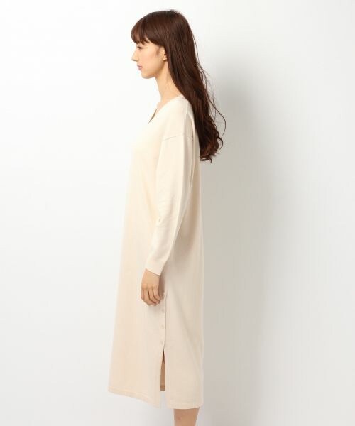 Heather（ヘザー）の「12GVネックロングワンピース長袖（ワンピース/ドレス・ピンクベージュ/グレー系・FREE）」の3枚目の写真