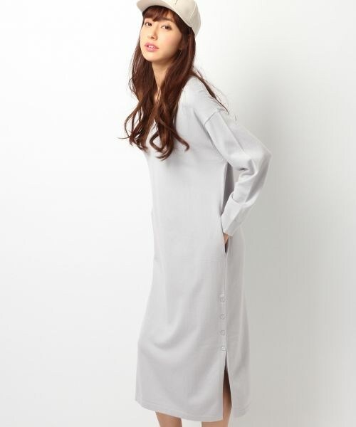 Heather（ヘザー）の「12GVネックロングワンピース長袖（ワンピース/ドレス・ピンクベージュ/グレー系・FREE）」の2枚目の写真