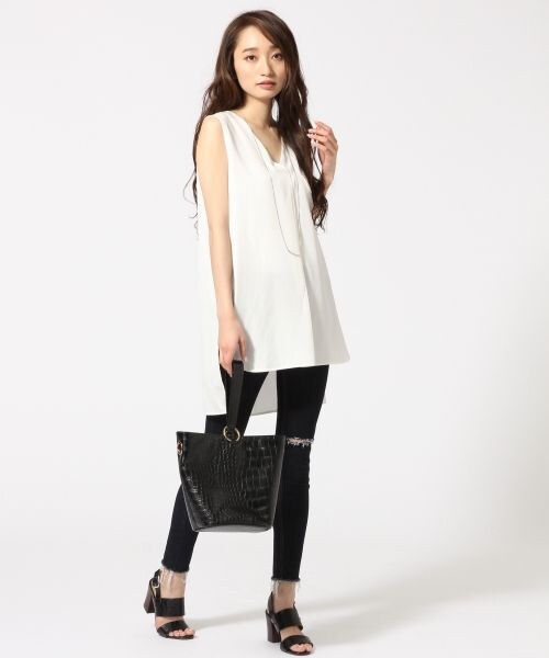 JEANASIS（ジーナシス）の「ビンテージVノースリーブ（トップス・ホワイト()/ブラック()/サーモンピンク()・FREE）」の4枚目の写真