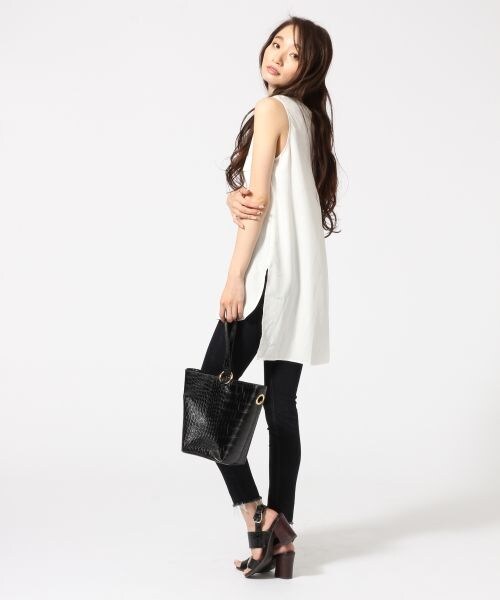 JEANASIS（ジーナシス）の「ビンテージVノースリーブ（トップス・ホワイト()/ブラック()/サーモンピンク()・FREE）」の5枚目の写真