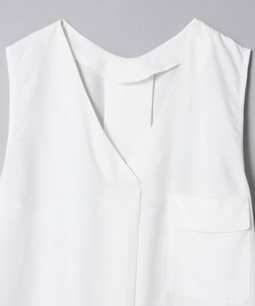 JEANASIS（ジーナシス）の「ビンテージVノースリーブ（トップス・ホワイト()/ブラック()/サーモンピンク()・FREE）」の7枚目の写真