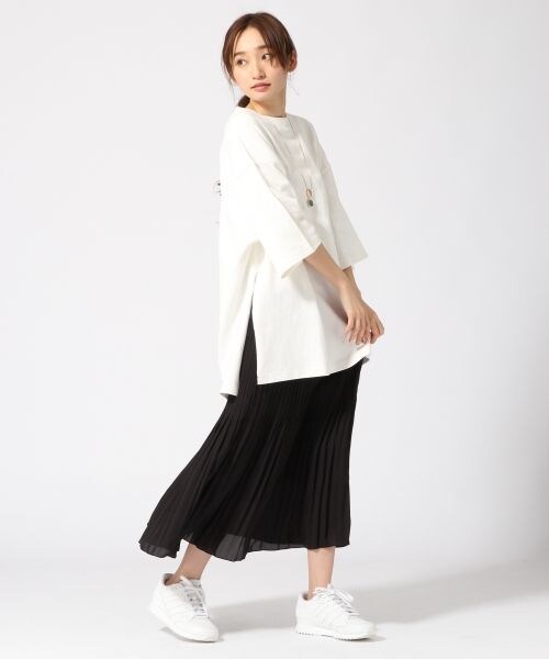 JEANASIS（ジーナシス）の「BIGスリットプルオーバーSS（トップス・オフホワイト()/ブラック()/ベージュ()・FREE）」の4枚目の写真