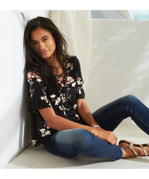American Eagle(アメリカンイーグル)の「AEOレースアップベルスリーブブラウス(シャツ/ブラウス・レディース・ブラック/マルチ・S/XXS/M/XS/L/XL)」の1枚目の写真