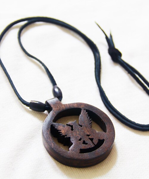 VIRGOwearworks（ヴァルゴウェアワークス）の「U.T.W SYMBOL NECKLACE（その他・メンズ・BROWN/BLACK）」の2枚目の写真