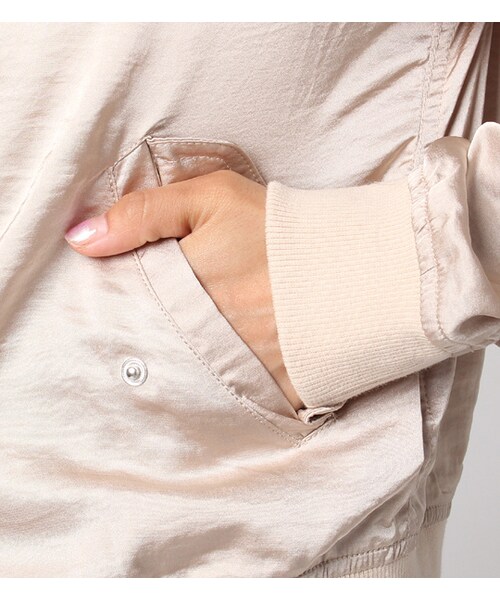 PAGEBOY（ページボーイ）の「サテンMA-1ブルゾン（ジャケット/アウター・レディース・ライトグレー/ブラック/ベージュ/カーキ）」の11枚目の写真