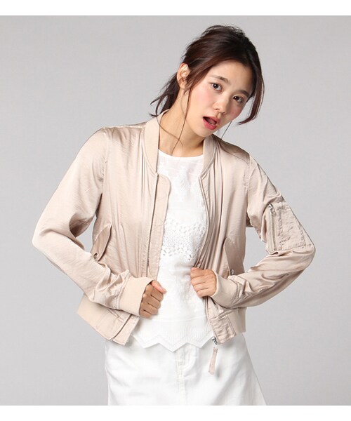 PAGEBOY（ページボーイ）の「サテンMA-1ブルゾン（ジャケット/アウター・レディース・ライトグレー/ブラック/ベージュ/カーキ）」の3枚目の写真