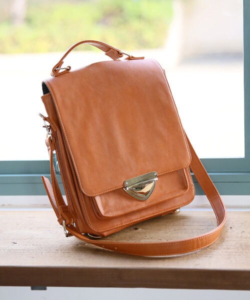 LOWRYS FARM（ローリーズファーム）の「★リュックにもなる!!★２ＷＡＹスクエアＢＡG（バッグ・ブラック/キャメル・ナシ）」の2枚目の写真