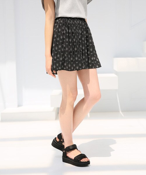 LOWRYS FARM（ローリーズファーム）の「★先行予約アイテム★Ｐキカガラキュロット（パンツ・オフ/ブラック・F）」の2枚目の写真