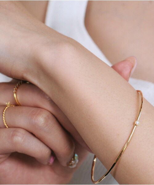 les desseins de DIEU（レデッサンドゥデュー）の「レ デッサン ドゥ デュー 919 ソリッドゴールド ミル打ち 一粒ダイヤモンド 金線 バングル 1.5ミリ 0.04ct（バングル/リストバンド・レディース・ゴールド・19cm）」の3枚目の写真