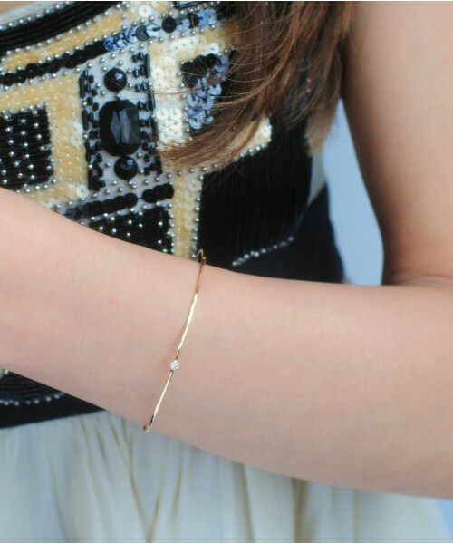les desseins de DIEU(レデッサンドゥデュー)の「レ デッサン ドゥ デュー 920 ソリッドゴールド 金線 6本爪 一粒ダイヤモンド バングル 1.2ミリ 0.05ct(バングル/リストバンド・レディース・ゴールド・19cm)」の2枚目の写真