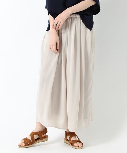 studio CLIP（スタディオクリップ）の「プリーツ風スカーチョ（パンツ・花柄/ライトグレー/アイボリー/ネイビー・M/L）」の3枚目の写真