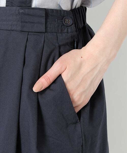 studio CLIP（スタディオクリップ）の「[★WEB限定 Sサイズ]サスペンダー付きタックワイドパンツ（パンツ・ベージュ/ネイビー・S）」の6枚目の写真