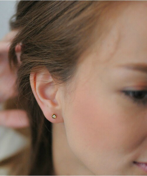 pinacoteca（ピナコテーカ）の「ピナコテーカ 519 六角形 一粒ダイヤモンド 六芒星 スタッドピアス 0.05ct（ピアス（両耳用）・レディース・ゴールド・Free）」の2枚目の写真