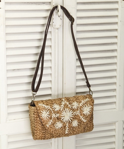 studio CLIP(スタディオクリップ)の「2WAYフラワー刺繍ショルダーバッグ(バッグ・ブラック/オレンジ/ベージュ・F)」の2枚目の写真