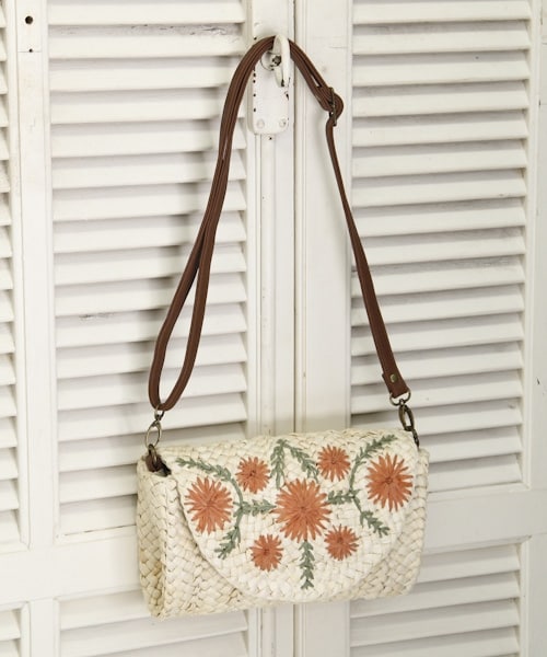 studio CLIP(スタディオクリップ)の「2WAYフラワー刺繍ショルダーバッグ(バッグ・ブラック/オレンジ/ベージュ・F)」の3枚目の写真