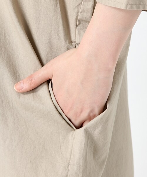 studio CLIP（スタディオクリップ）の「コットンダンガリーダブルポケットロングワンピース（ワンピース/ドレス・オフホワイト/ベージュ/ネイビー・F）」の10枚目の写真