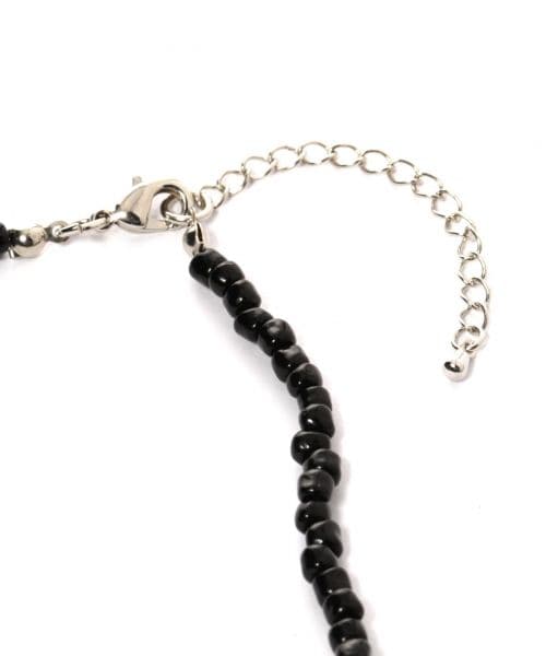 GLOBAL WORK（グローバルワーク）の「マルチビーズネックレス（アクセサリー・ホワイトベース/ブラック/レッド/ブルー・ONE SIZE）」の6枚目の写真