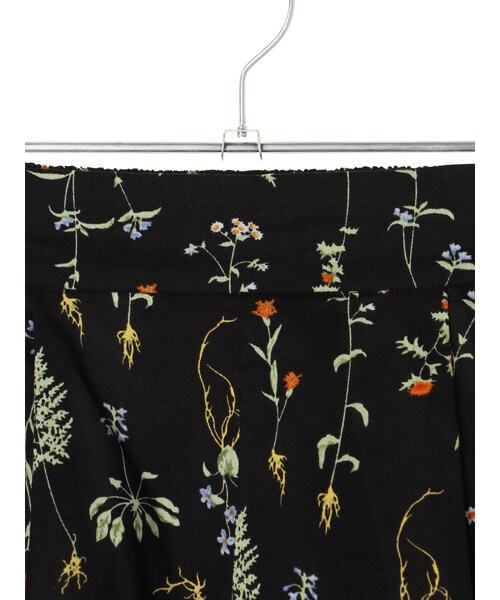 earth music&ecology（アースミュージックアンドエコロジー）の「【Special Price】ボタニカルプリントショートパンツ（パンツ・アイボリー/ブラック・F）」の5枚目の写真