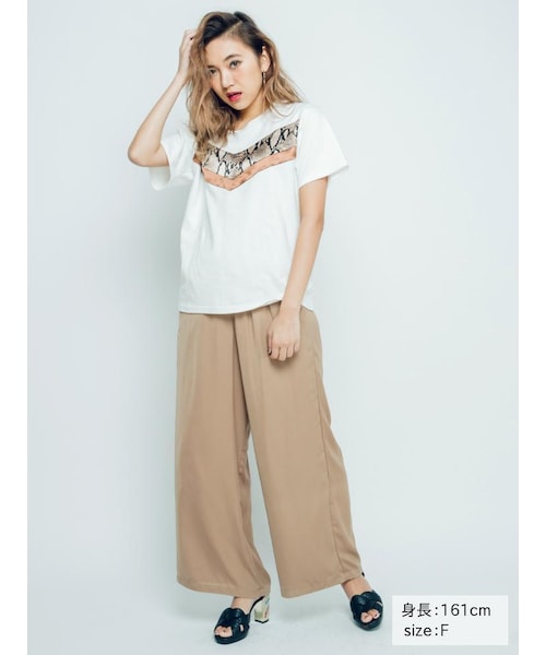 EVRIS（エヴリス）の「サテンドレープワイドパンツ（パンツ・レディース・ホワイト/ブラック/ベージュ/カーキ・F）」の6枚目の写真