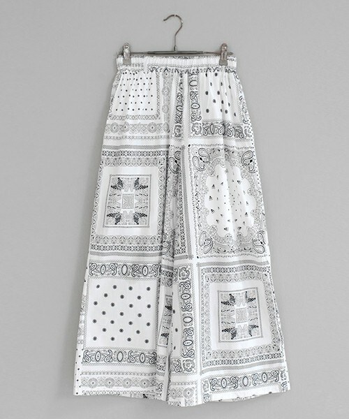 DHOLIC(ディーホリック)の「ペイズリーパターンウエストゴムワイドパンツ(その他パンツ・レディース・ホワイトアイボリー/ブルー・FREE)」の1枚目の写真