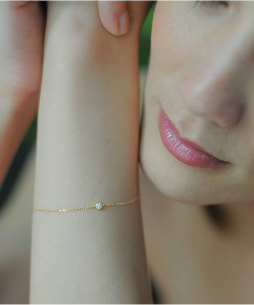 pinacoteca(ピナコテーカ)の「ピナコテーカ 451 リム セッティング ミル打ち 一粒ダイヤモンド フローラル クロス ブレスレット 0.05ct(ブレスレット・レディース・ゴールド・16.5cm)」の2枚目の写真