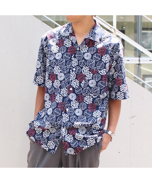 Cuirs(キュイー)の「リーフ総柄アロハシャツ(シャツ/ブラウス・メンズ・ネイビー/ホワイト・フリーサイズ)」の1枚目の写真