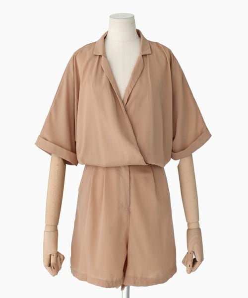 DHOLIC(ディーホリック)の「オープンカラーショートジャンプスーツ(つなぎ/オールインワン・レディース・ブラック/ベージュ・FREE)」の2枚目の写真