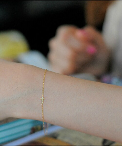 pinacoteca（ピナコテーカ）の「ピナコテーカ 307 タイニー ダイヤモンド クロス ブレスレット（ブレスレット・レディース・ゴールド・16.5cm）」の2枚目の写真