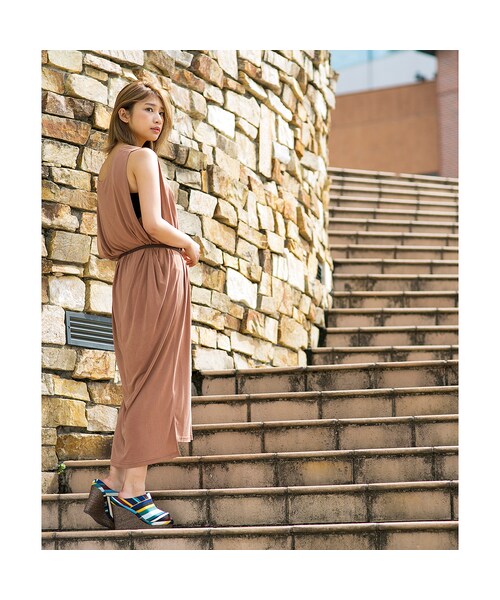 OZOC（オゾック）の「ベルト付サンドウォッシュミディワンピース（ワンピース/ドレス・レディース・ダークオリーブ/ブラック系/キャメル・その他）」の4枚目の写真