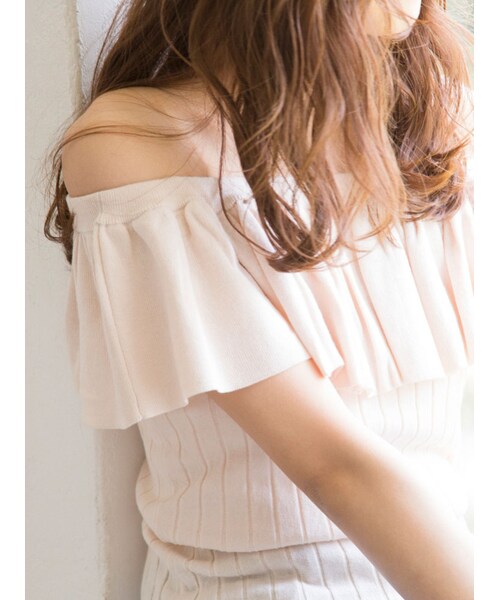 MERCURYDUO(マーキュリーデュオ)の「【DUO】 オフショルラッフルトップス(トップス・レディース・オフホワイト/ベビーピンク/ネイビー・F)」の5枚目の写真