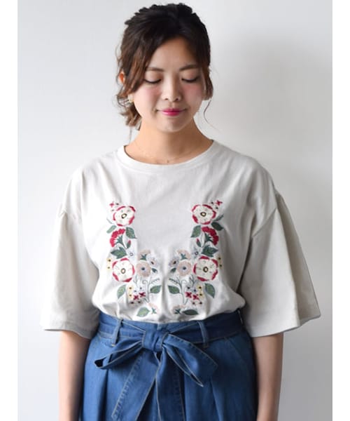 w closet（ダブルクローゼット）の「刺繍入りフレア袖プルオーバー（トップス・レディース・Sグレー/パープル/スミクロ・FREE）」の4枚目の写真