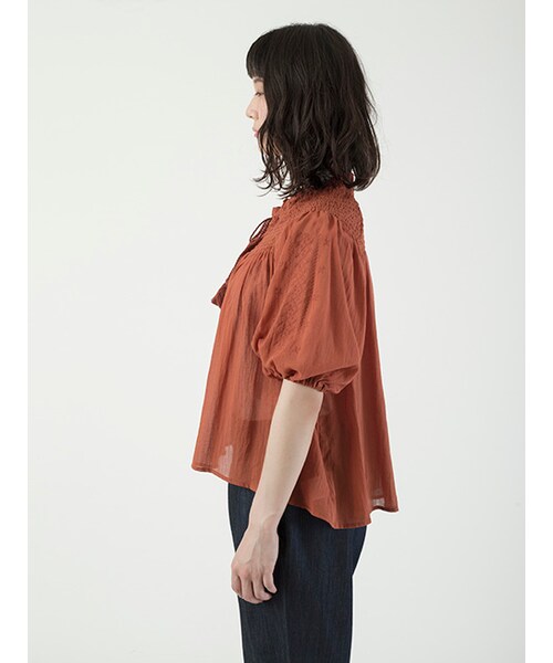 w closet(ダブルクローゼット)の「リボン付きシャーリングブラウス(トップス・レディース・オフホワイト/レンガ/スミクロ・FREE)」の5枚目の写真