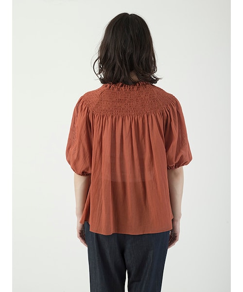 w closet(ダブルクローゼット)の「リボン付きシャーリングブラウス(トップス・レディース・オフホワイト/レンガ/スミクロ・FREE)」の6枚目の写真