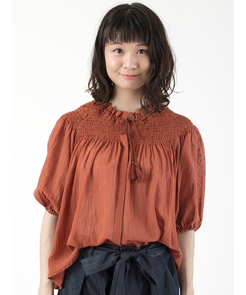 w closet(ダブルクローゼット)の「リボン付きシャーリングブラウス(トップス・レディース・オフホワイト/レンガ/スミクロ・FREE)」の4枚目の写真