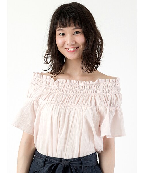 w closet(ダブルクローゼット)の「2wayシャーリングブラウス(トップス・レディース・オフホワイト/サックス/Lピンク・FREE)」の4枚目の写真