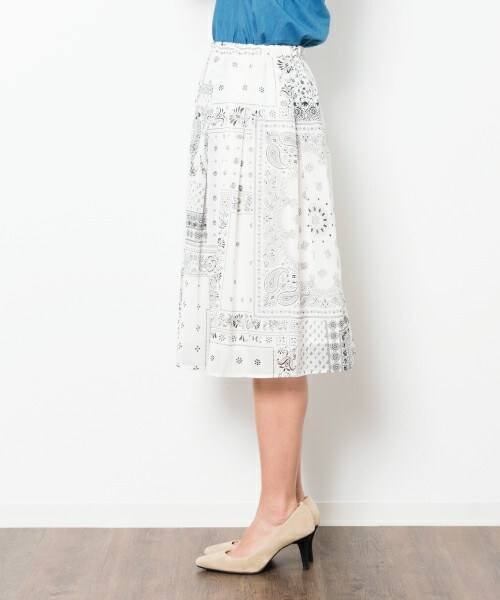 INTERPLANET（インタープラネット）の「バンダナ柄シフォンスカート（スカート・レディース・オフホワイト/ネイビー・FREE）」の4枚目の写真