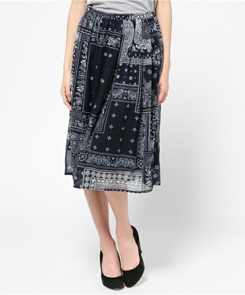 INTERPLANET（インタープラネット）の「バンダナ柄シフォンスカート（スカート・レディース・オフホワイト/ネイビー・FREE）」の2枚目の写真