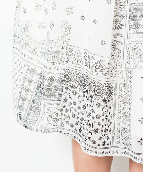 INTERPLANET（インタープラネット）の「バンダナ柄シフォンスカート（スカート・レディース・オフホワイト/ネイビー・FREE）」の7枚目の写真