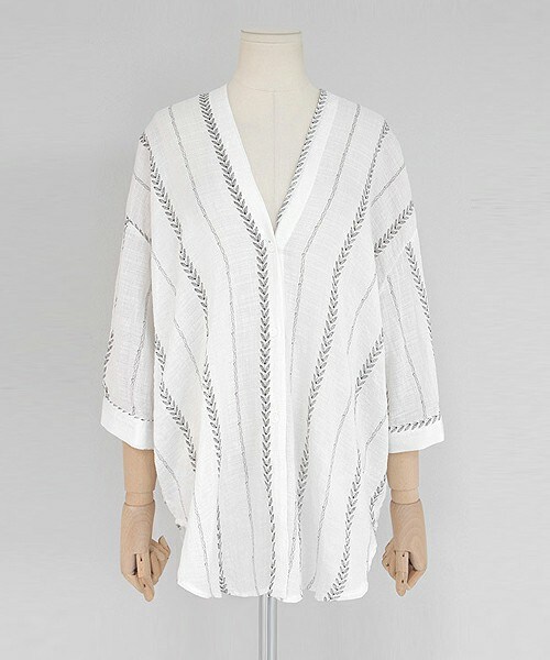 DHOLIC（ディーホリック）の「エスニック刺繍オーバーシルエットVネックブラウス（シャツ/ブラウス・レディース・ネイビー/ブラック/レッド/グリーン・FREE）」の2枚目の写真