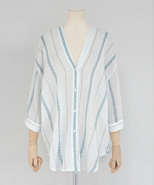 DHOLIC（ディーホリック）の「エスニック刺繍オーバーシルエットVネックブラウス（シャツ/ブラウス・レディース・ネイビー/ブラック/レッド/グリーン・FREE）」の3枚目の写真