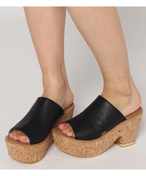 PAGEBOY（ページボーイ）の「フェイクレザー×コルクヒール厚底サンダル（シューズ・レディース・アイボリー/ブラック/キャメル・S/M/L）」の4枚目の写真