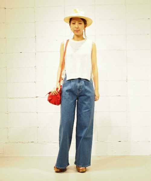 Lee（リー）の「【Lee】WIDE TUCK PANTS（デニムパンツ・レディース・ライトブルー/サックスブルー・SMALL/MEDIUM）」の4枚目の写真