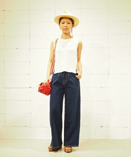 Lee（リー）の「【Lee】WIDE TUCK PANTS（デニムパンツ・レディース・ライトブルー/サックスブルー・SMALL/MEDIUM）」の3枚目の写真