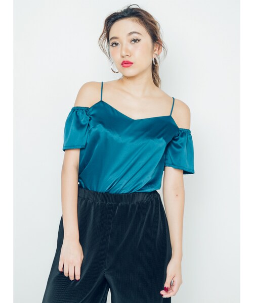 EVRIS（エヴリス）の「サテンオフショルTOPS（トップス・レディース・ホワイト/ブラック/ブルー/カーキ・F）」の5枚目の写真